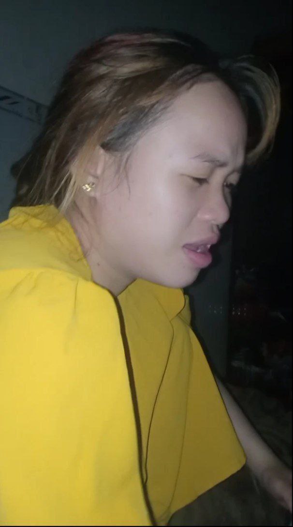 Bất lực nằm dưới gầm giường nghe tiếng cô vợ rên với đàn em thân tín